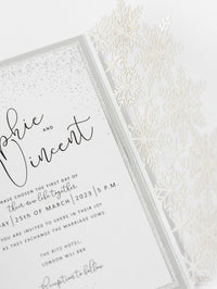 Invitación plegable para el día de la boda con corte láser y copo de nieve de invierno blanco con respaldo de purpurina