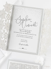 Invitación plegable para el día de la boda con corte láser y copo de nieve de invierno blanco con respaldo de purpurina