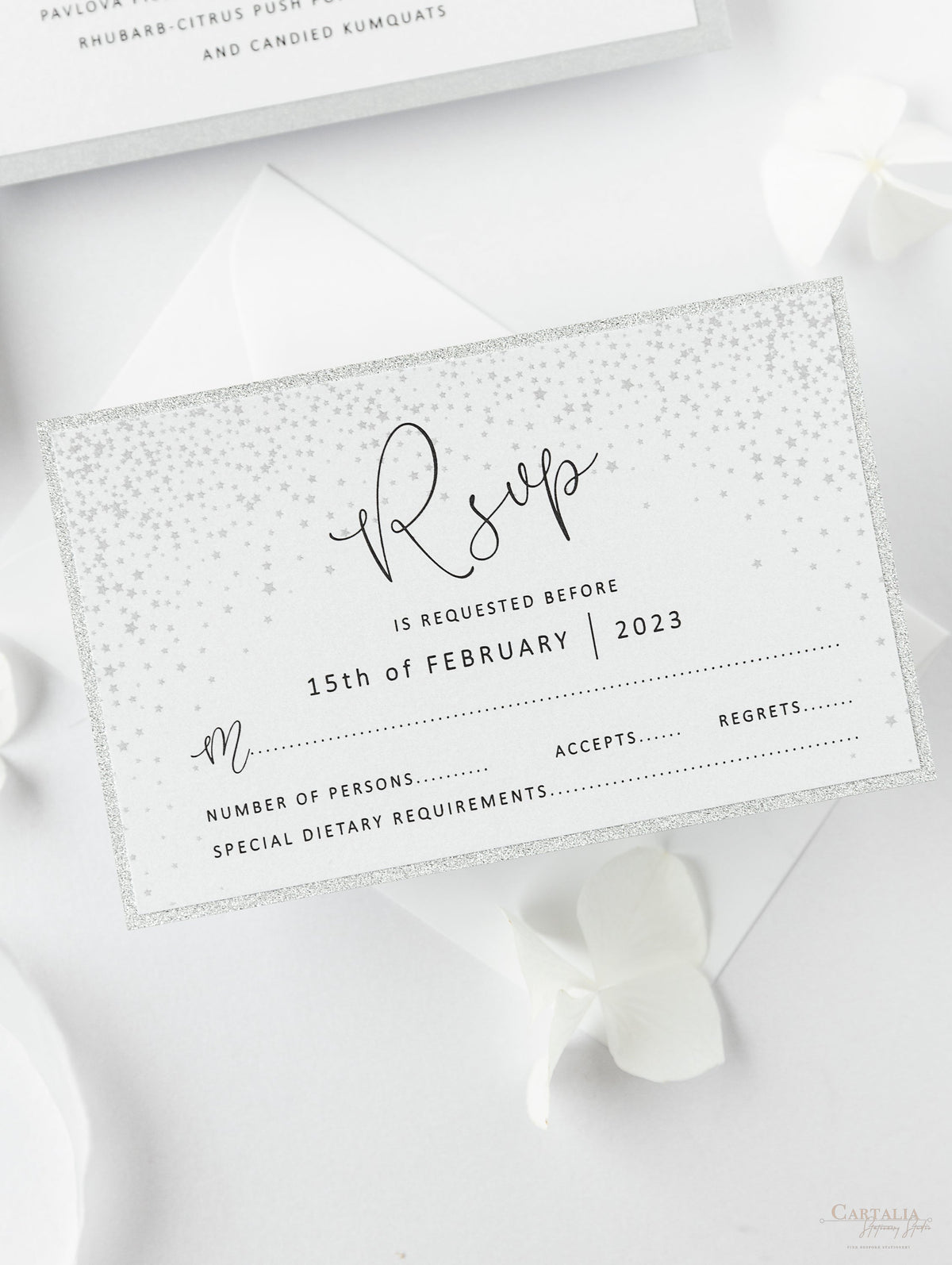 Invitación plegable para el día de la boda con corte láser y copo de nieve de invierno blanco con respaldo de purpurina