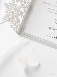 Invitación plegable para el día de la boda con corte láser y copo de nieve de invierno blanco con respaldo de purpurina