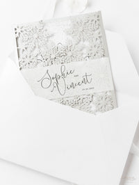 Invitación plegable para el día de la boda con corte láser y copo de nieve de invierno blanco con respaldo de purpurina