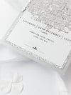 Invitación de noche de boda con banda cortada con láser y copo de nieve de invierno blanco con respaldo de purpurina