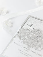 Invitación de noche de boda con banda cortada con láser y copo de nieve de invierno blanco con respaldo de purpurina