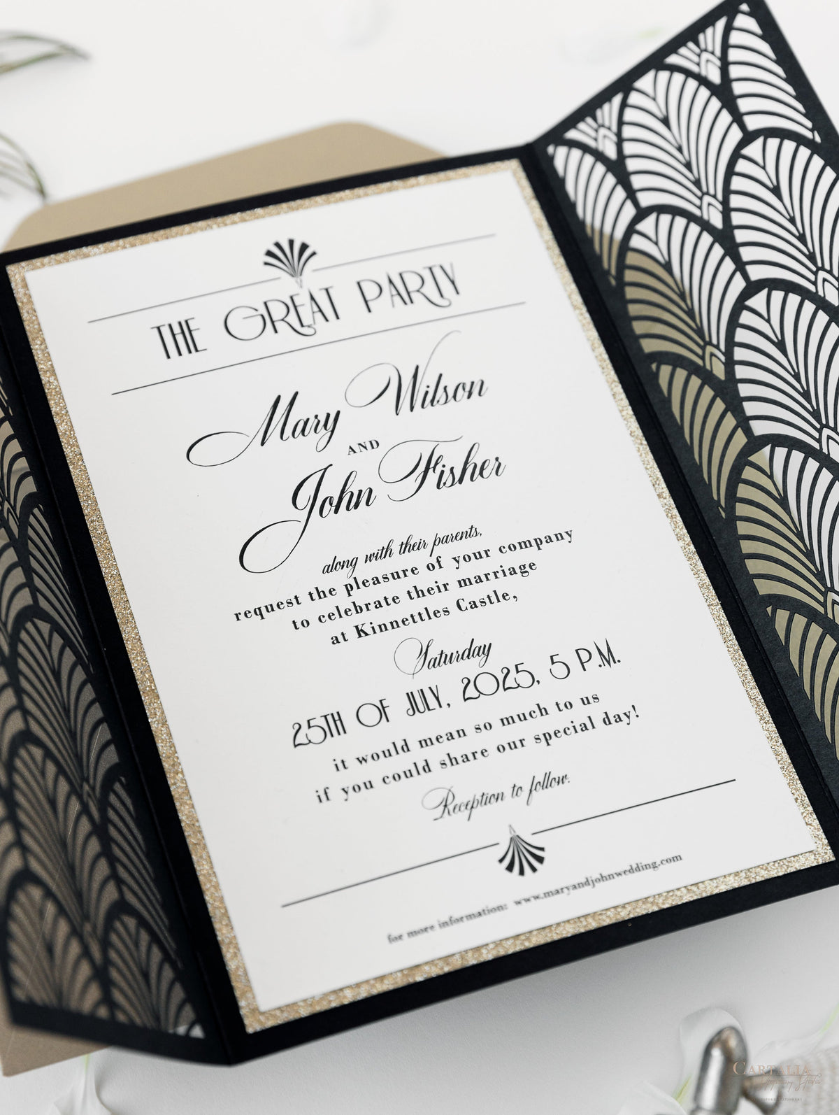 Invitación de lujo brillante Art Deco de los años 20 Gatsby Gate cortada con láser para el día de la boda con sobres dorados