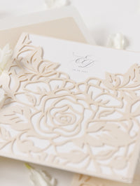 Elegancia clásica Corte láser Carpeta extraíble Invitación en colores metálicos crema y champán
