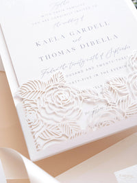 Carpeta de bolsillo con diseño de rosas cortadas con láser, lámina de perlas, con tarjeta Rsvp