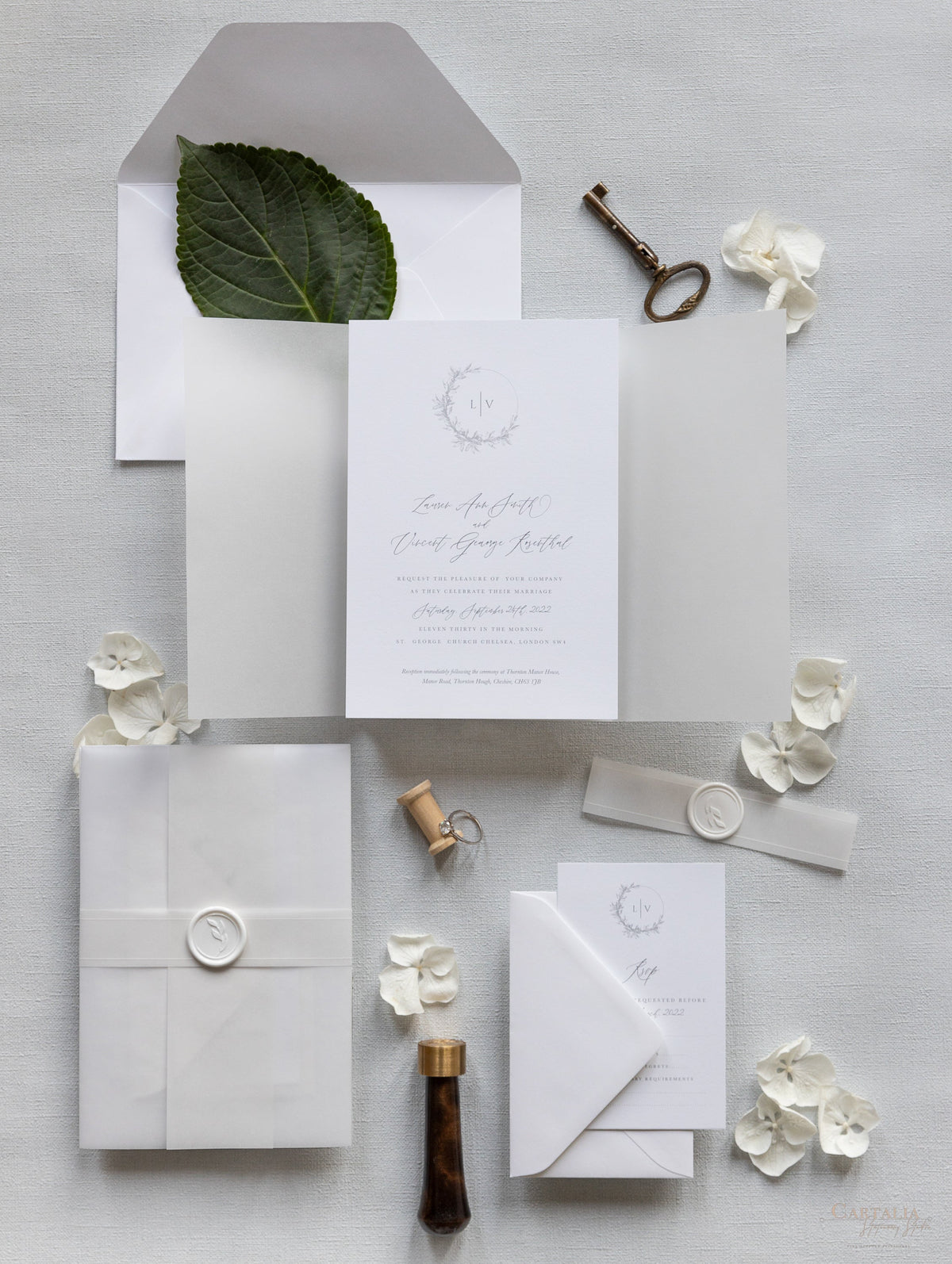 Suite de invitación de boda con envoltura de pergamino de caligrafía moderna con sello de cera blanca