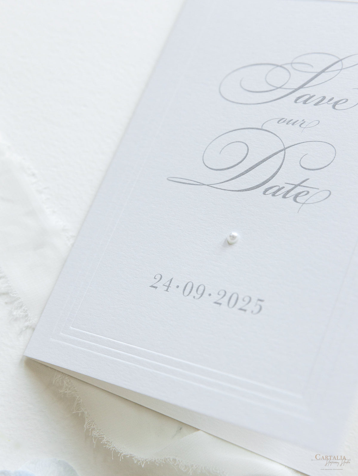 Tarjetas Save The Date en relieve con detalle de perlas