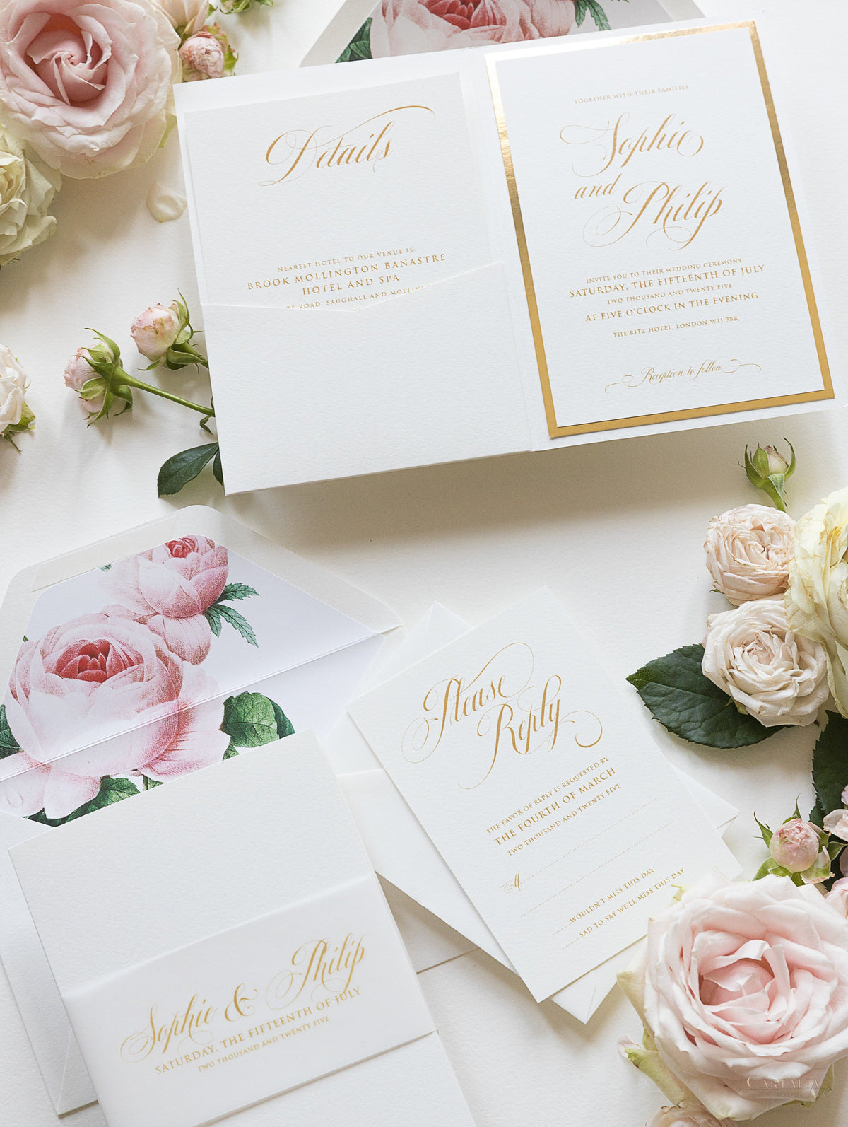 Invitación plegable de bolsillo con rosas románticas color crema y lámina dorada de lujo con banda para el vientre de pergamino + sobres
