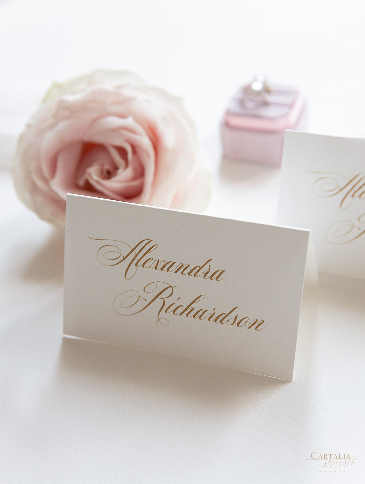 Tarjeta de lugar de caligrafía de rosas románticas