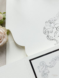 Carpeta cuadrada Regal metalizada con sobre con borde adornado, bolsillo color marfil con monograma de aluminio Wedding Suite