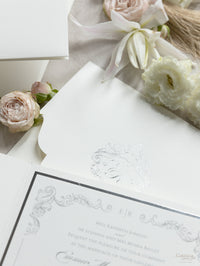 Carpeta cuadrada Regal metalizada con sobre con borde adornado, bolsillo color marfil con monograma de aluminio Wedding Suite
