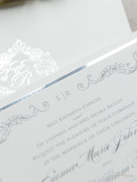 Carpeta cuadrada Regal metalizada con sobre con borde adornado, bolsillo color marfil con monograma de aluminio Wedding Suite