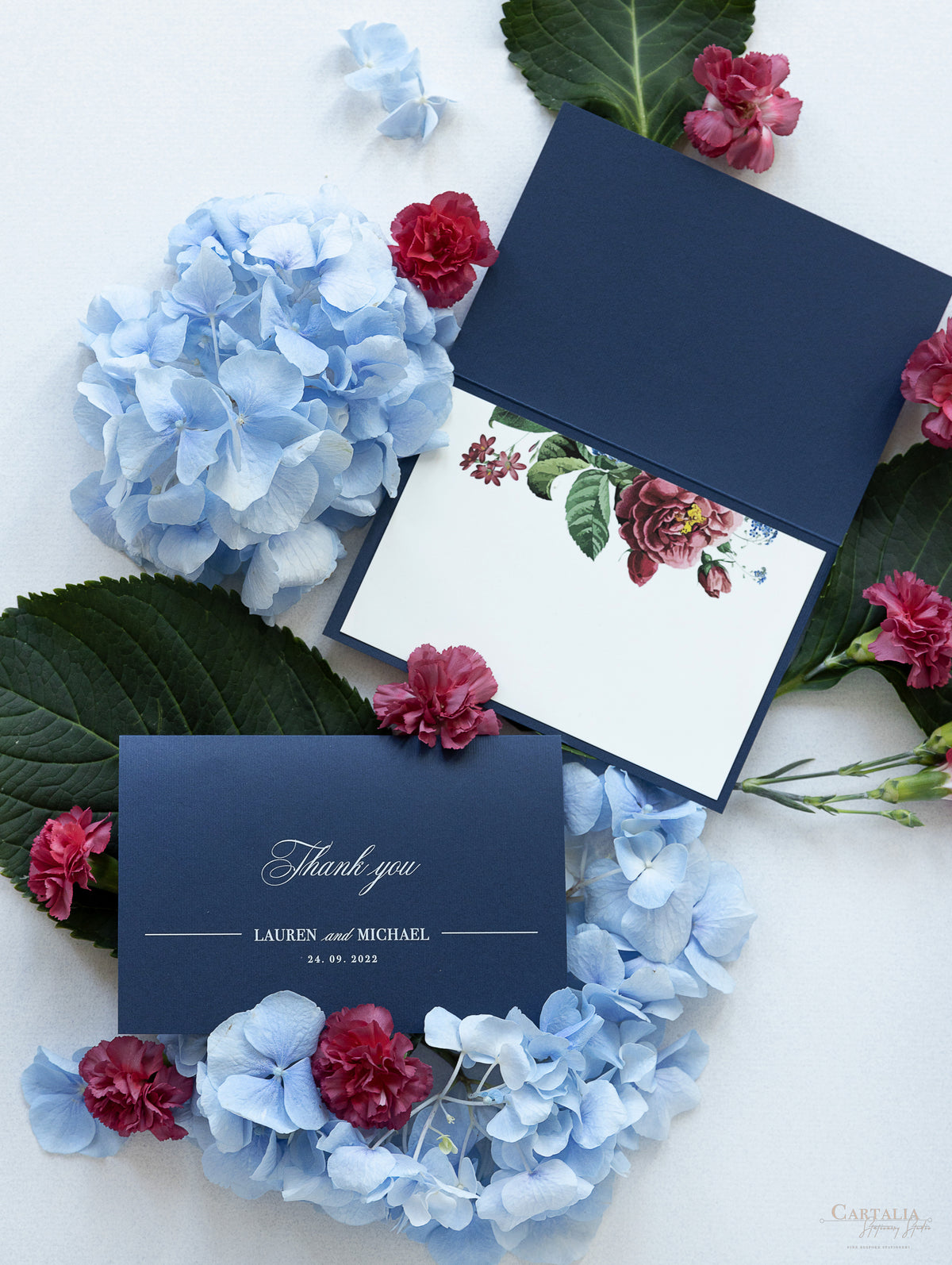 Tarjeta de agradecimiento elegante con diseño floral en azul marino y sobre