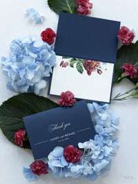 Tarjeta de agradecimiento elegante con diseño floral en azul marino y sobre