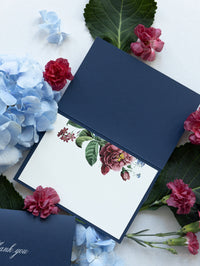 Tarjeta de agradecimiento elegante con diseño floral en azul marino y sobre