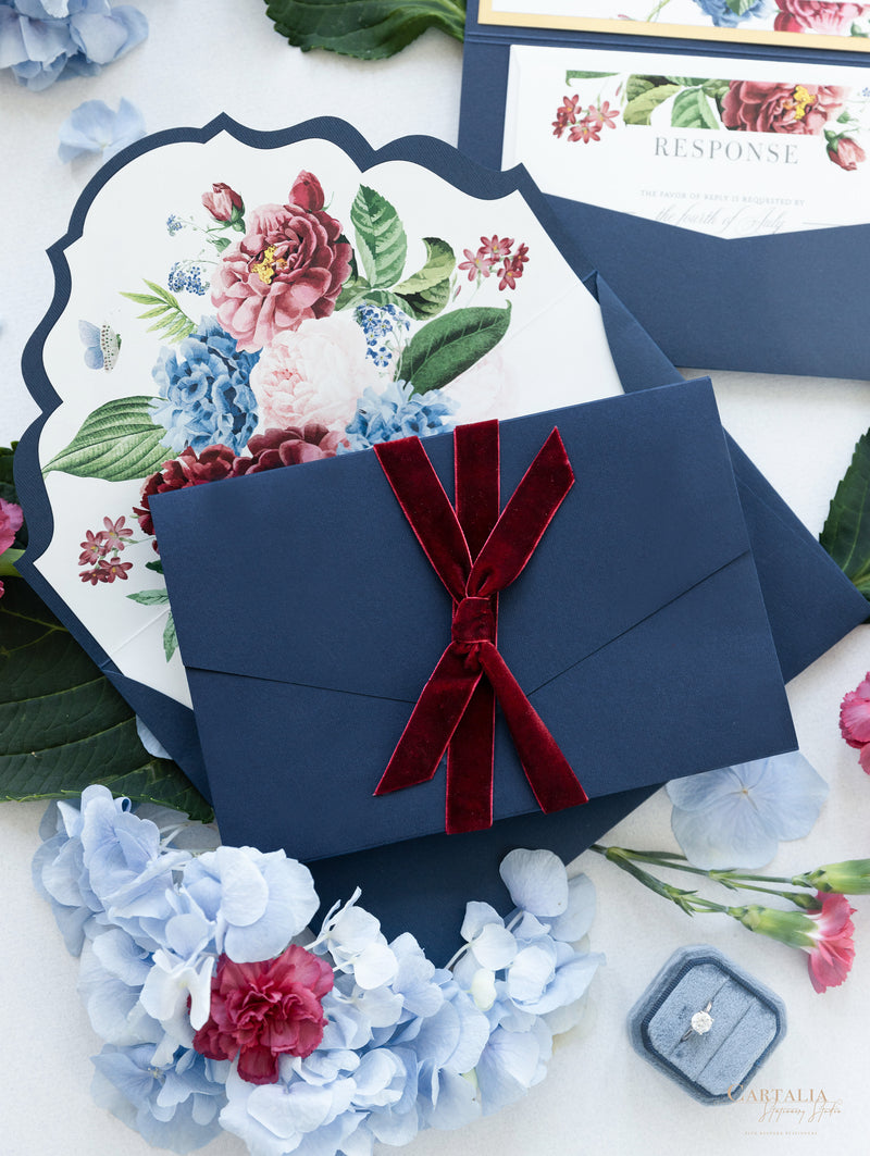 Invitación clásica Flower Burst con bolsillo plegable tipo sobre en azul marino