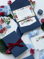 Invitación clásica Flower Burst con bolsillo plegable tipo sobre en azul marino