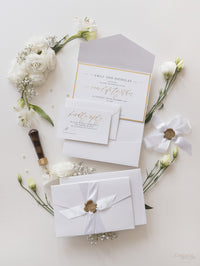 Carpeta plegable tipo sobre con sello de cera Cupid's Amore Classic en blanco con cinta de raso y detalles dorados
