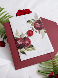 Invitación con manga de pergamino de caligrafía moderna con detalles florales de color rojo intenso y sello de cera de Burdeos