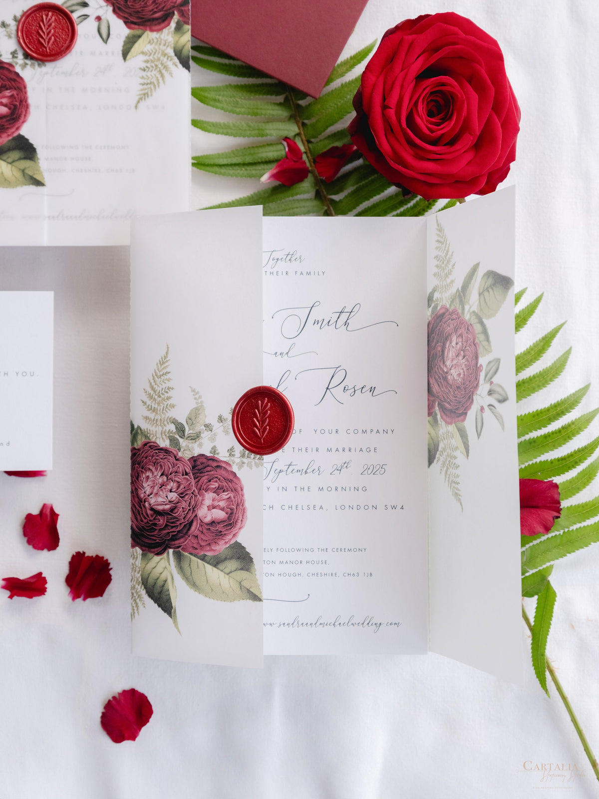 Invitación con manga de pergamino de caligrafía moderna con detalles florales de color rojo intenso y sello de cera de Burdeos