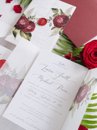 Invitación con manga de pergamino de caligrafía moderna con detalles florales de color rojo intenso y sello de cera de Burdeos