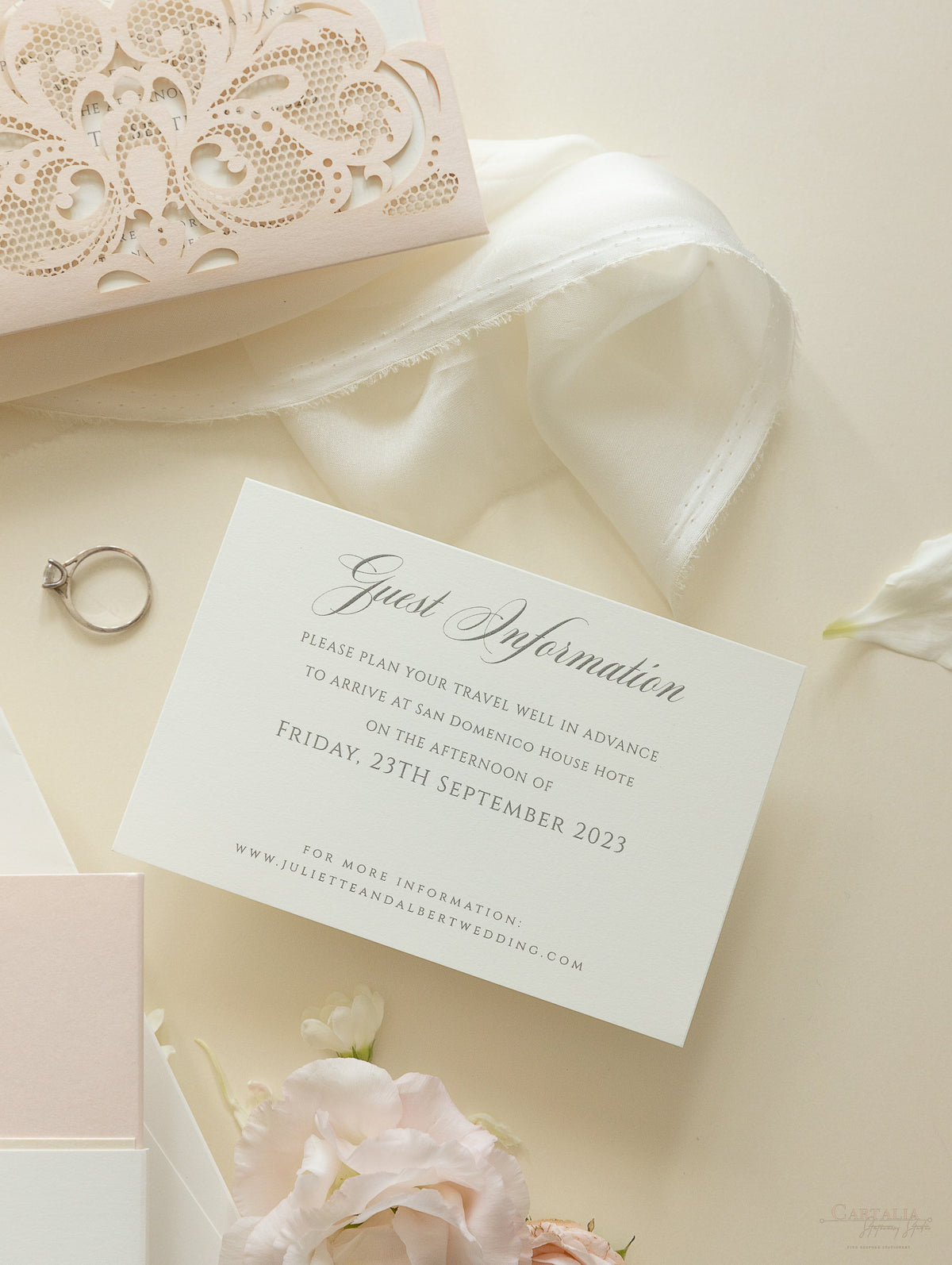 Suite de invitación de boda de lujo con bolsillo y encaje cortado con láser, color rubor y opulencia, 3 niveles: información para huéspedes, viajes y tarjeta de confirmación de asistencia