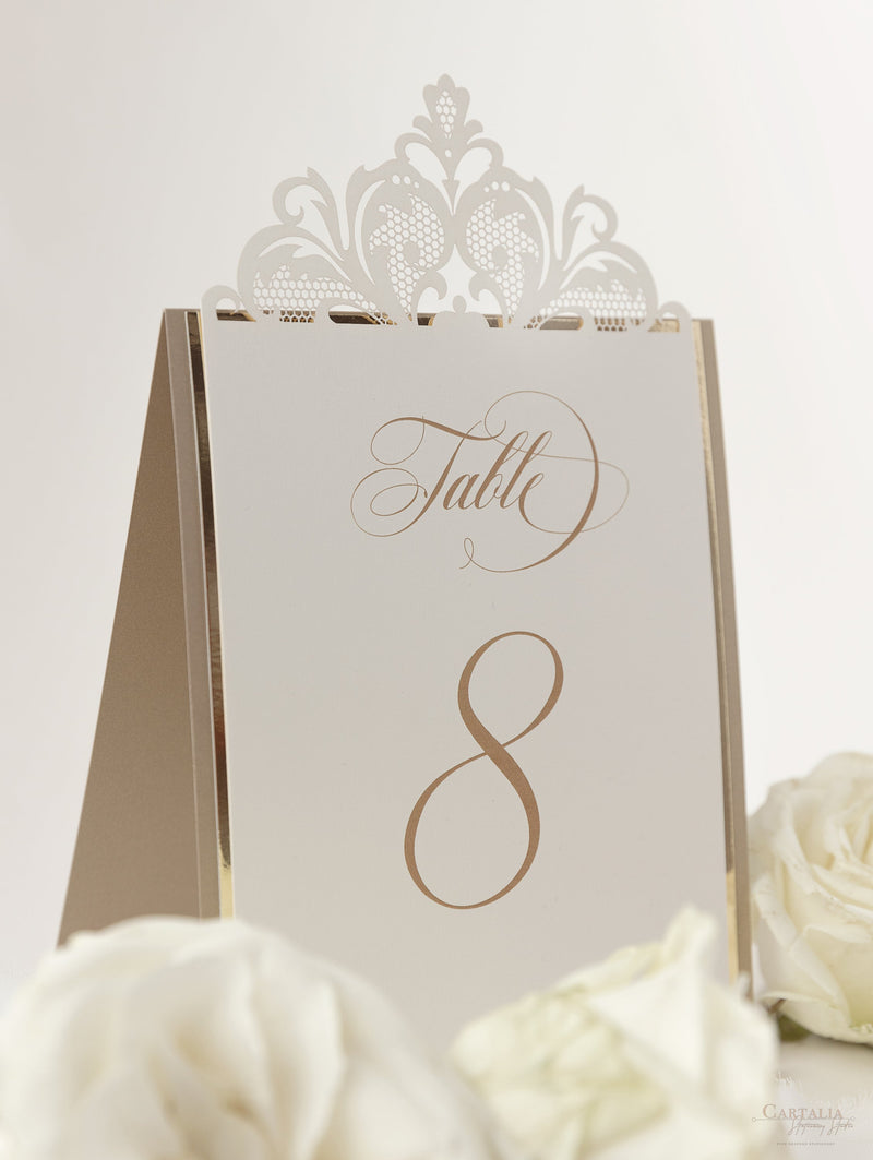 Número de mesa Opulence en oro viejo con respaldo de espejo dorado