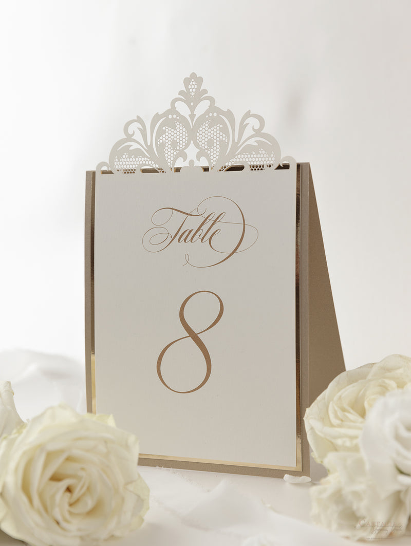 Número de mesa Opulence en oro viejo con respaldo de espejo dorado