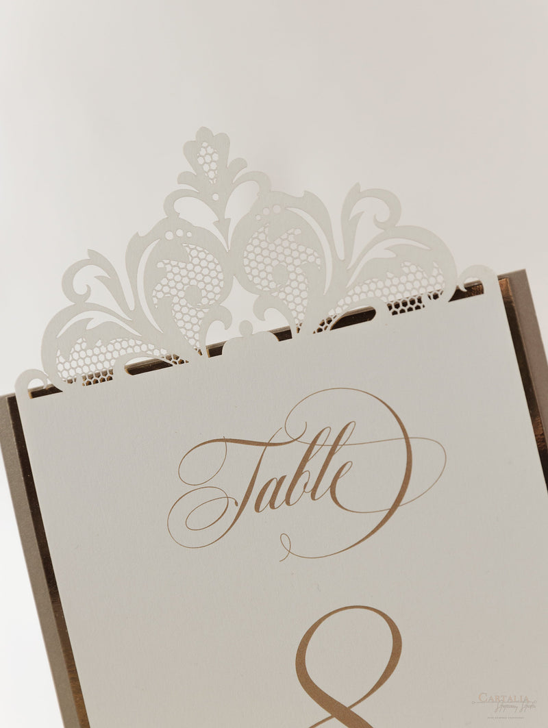 Número de mesa Opulence en oro viejo con respaldo de espejo dorado