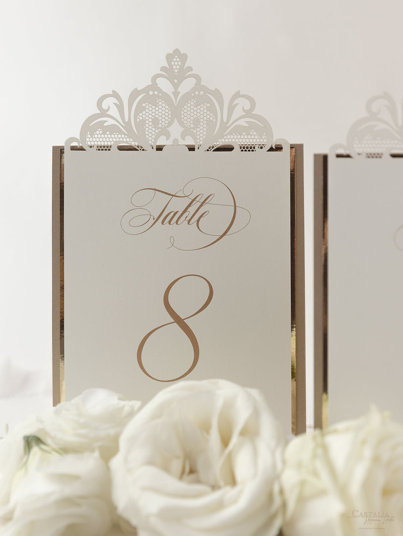 Número de mesa Opulence en oro viejo con respaldo de espejo dorado
