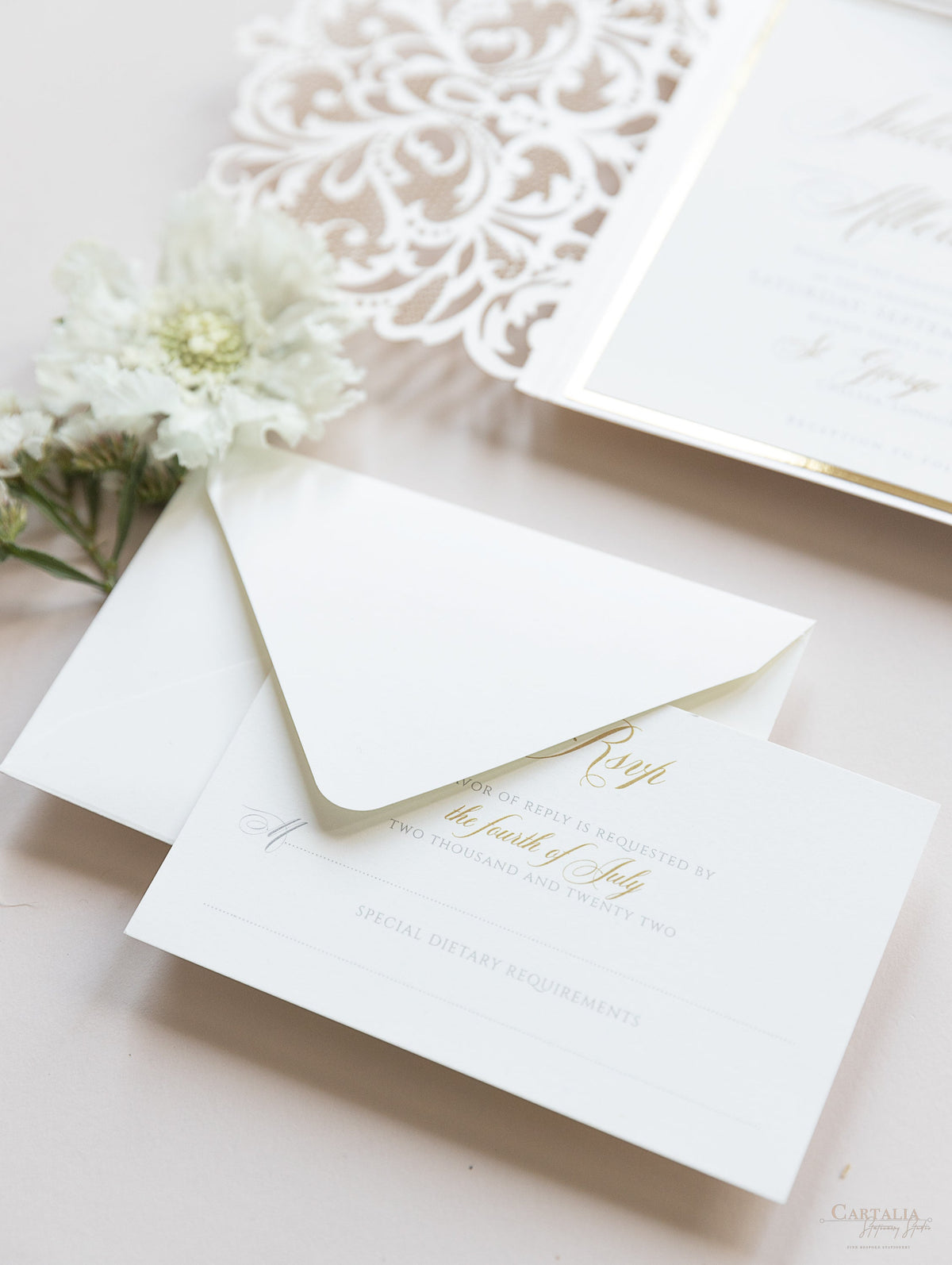 Suite de invitación de boda con bolsillo y encaje cortado con láser Champagne Opulence con 3 niveles : Información para huéspedes, viajes y tarjeta de confirmación de asistencia