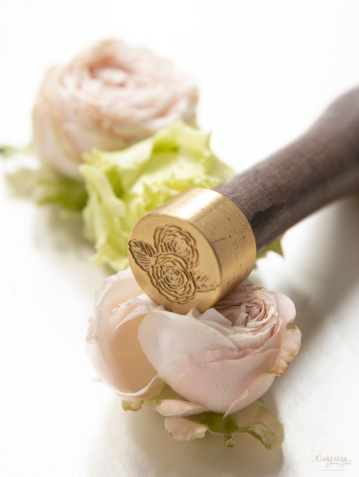 Suite plegable de bolsillo de invitación de lámina dorada de rosas de lujo para el día de la boda, Rsvp, tarjeta de información con bolsillo cortado con láser, guión de caligrafía