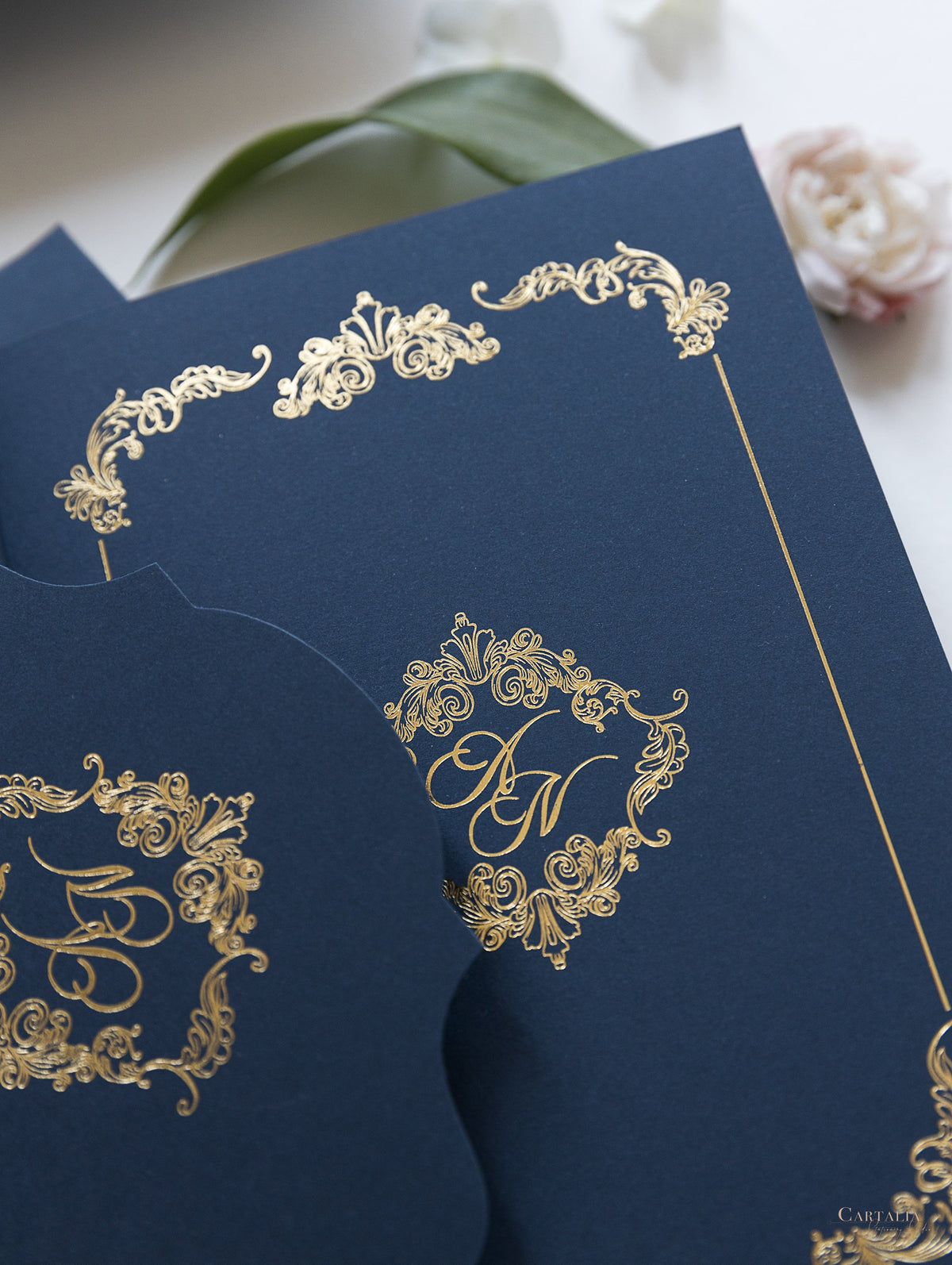 Suite de bolsillo clásica de lujo azul marino y dorado con lámina dorada y boda con 3 inserciones triples