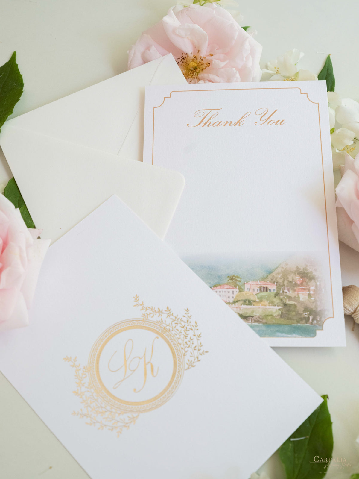 Tarjetas de agradecimiento de acuarela a medida con monograma de lámina dorada | Villa del Balbianello, Boda en el Lago Como