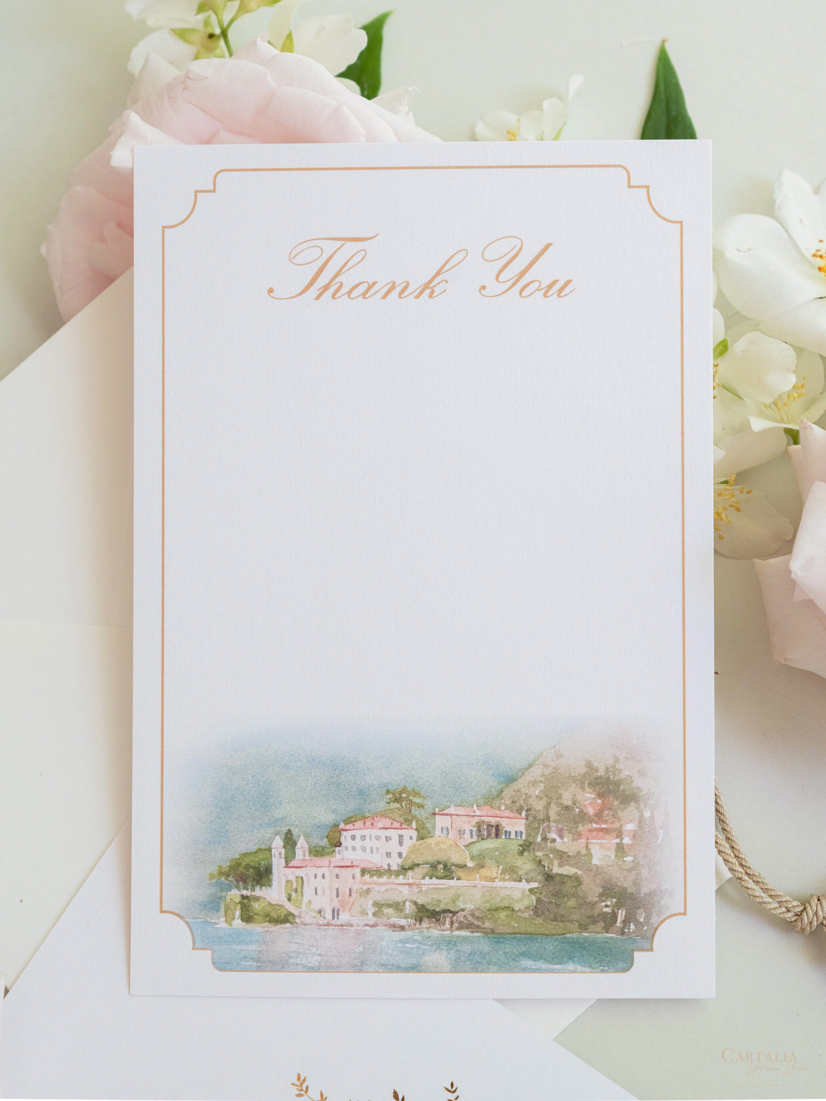 Tarjetas de agradecimiento de acuarela a medida con monograma de lámina dorada | Villa del Balbianello, Boda en el Lago Como