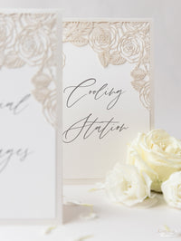 Señalización de boda con rosas cortadas con láser - Tarjeta de mesa independiente