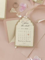 Lujosa etiqueta estilo calendario con borde adornado con purpurina de 600 g/m² con monograma y cinta de raso para guardar la fecha