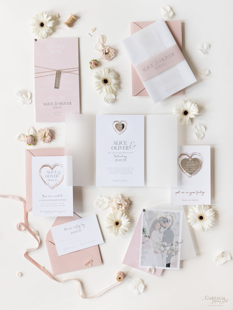 Menú de lámina de 2 capas con perno de pergamino de oro rosa a juego con corazón de Plexi y etiqueta de lugar