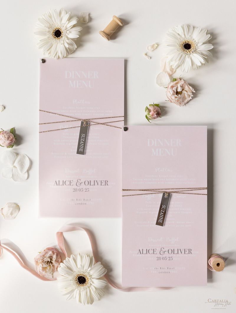 Menú de lámina de 2 capas con perno de pergamino de oro rosa a juego con corazón de Plexi y etiqueta de lugar