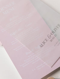 Menú de lámina de 2 capas con perno de pergamino de oro rosa a juego con corazón de Plexi y etiqueta de lugar