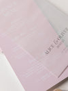 Menú de lámina de 2 capas con perno de pergamino de oro rosa a juego con corazón de Plexi y etiqueta de lugar