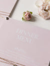 Menú de lámina de 2 capas con perno de pergamino de oro rosa a juego con corazón de Plexi y etiqueta de lugar