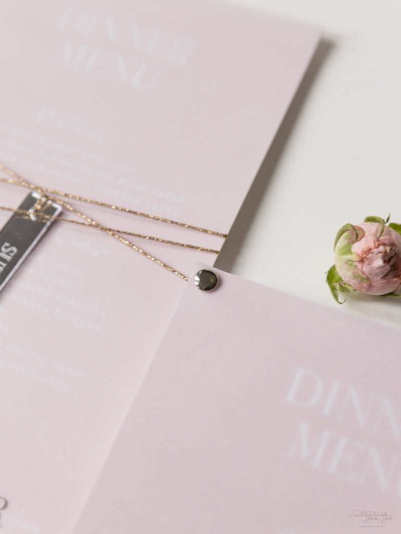 Menú de lámina de 2 capas con perno de pergamino de oro rosa a juego con corazón de Plexi y etiqueta de lugar