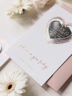 Imán Plexi Heart Save the Date en espejo de lámina de oro rosa con tarjeta