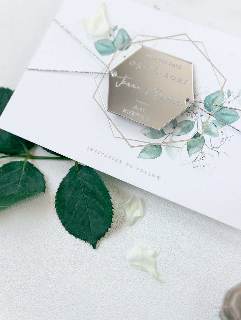 Imán de Eucalipto Espejo de Plata Plexi en Hexágono Save the Date con tarjeta y cordón de plata