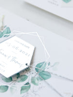 Imán de Eucalipto Espejo de Plata Plexi en Hexágono Save the Date con tarjeta y cordón de plata