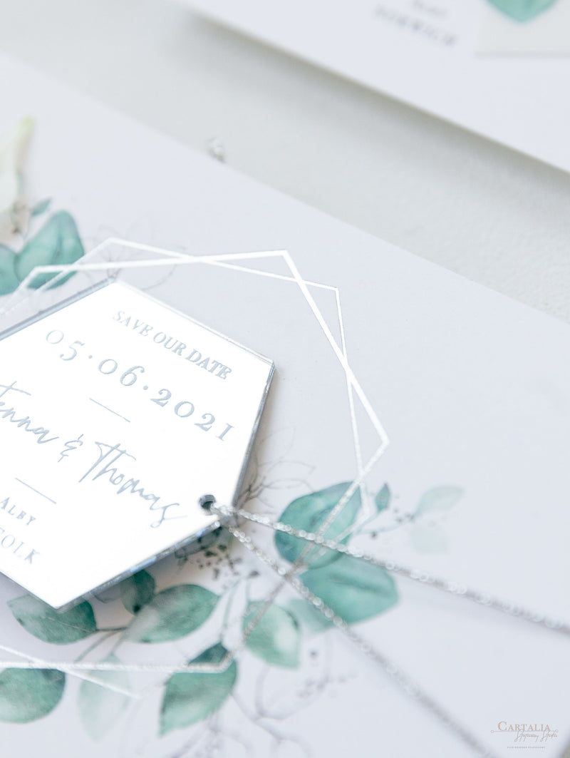 Imán de Eucalipto Espejo de Plata Plexi en Hexágono Save the Date con tarjeta y cordón de plata