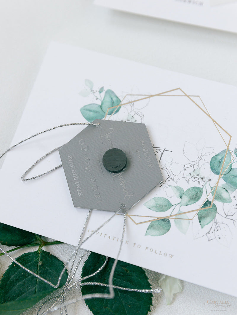 Imán de Eucalipto Espejo de Plata Plexi en Hexágono Save the Date con tarjeta y cordón de plata