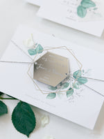 Imán de Eucalipto Espejo de Plata Plexi en Hexágono Save the Date con tarjeta y cordón de plata